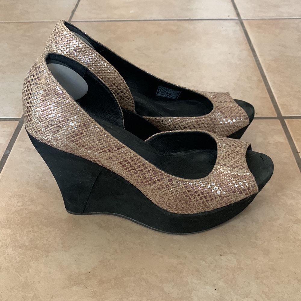 UGG - Picture 2 of 4